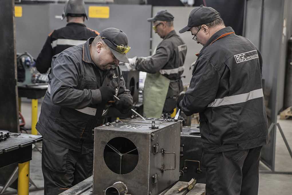 До Дня захисників і захисниць України Регіональна газова компанія доправила на передову 850 пічок-буржуйок, теплий одяг, предмети особистої гігієни та малюнки з привітаннями від дітей та рідних військовослужбовців. Всього в рамках акції  «Зігріємо наших» на потреби Збройних Сил України було спрямовано 10 млн грн.